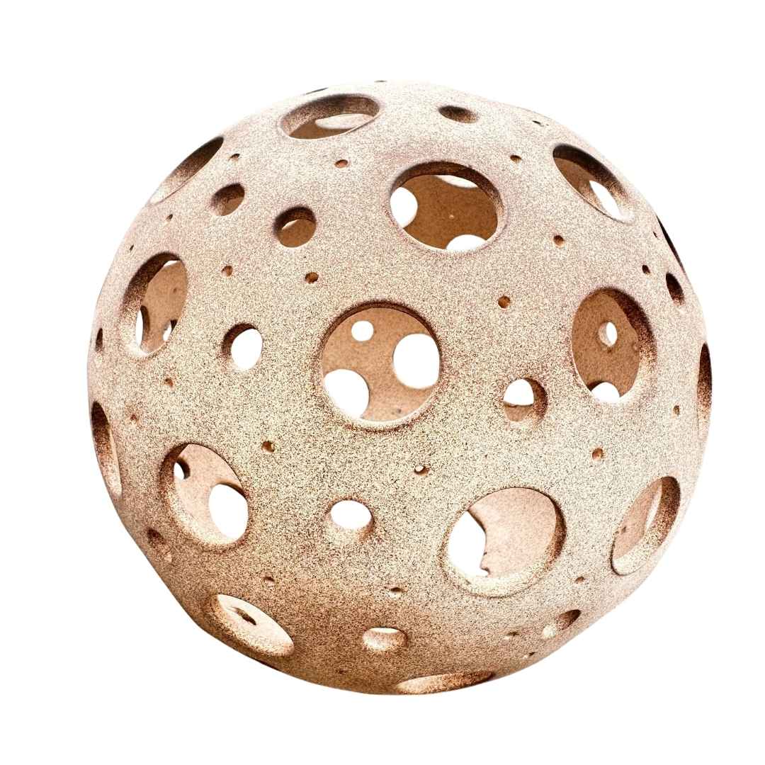 keramická koule v zahradě